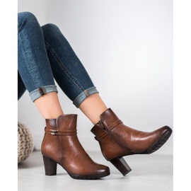 Bottes classiques sur un poteau brun 7