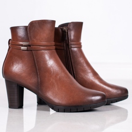 Bottes classiques sur un poteau brun 3