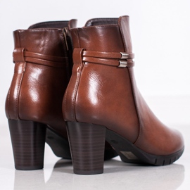 Bottes classiques sur un poteau brun 4