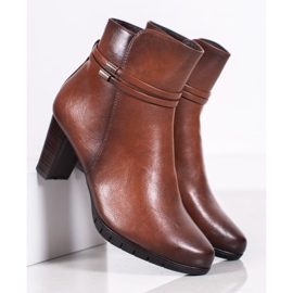 Bottes classiques sur un poteau brun 5