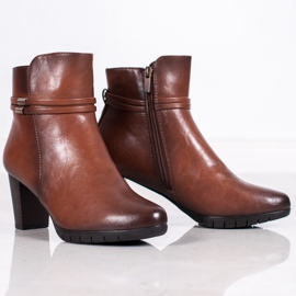 Bottes classiques sur un poteau brun 6