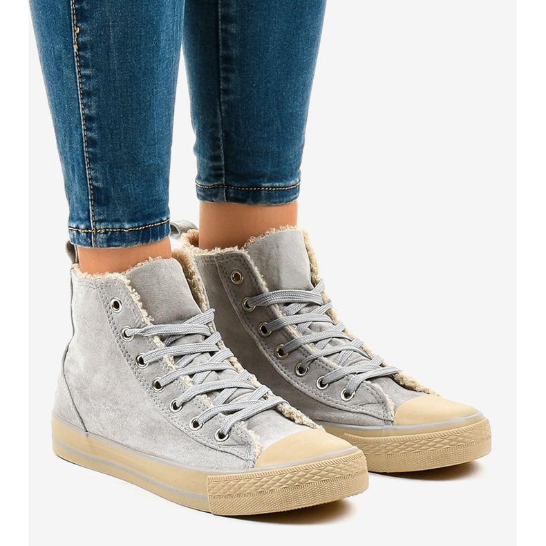 Baskets isolées grises T-040 1