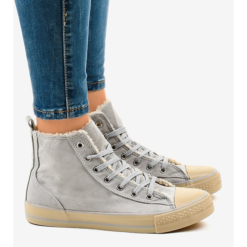 Baskets isolées grises T-040 2