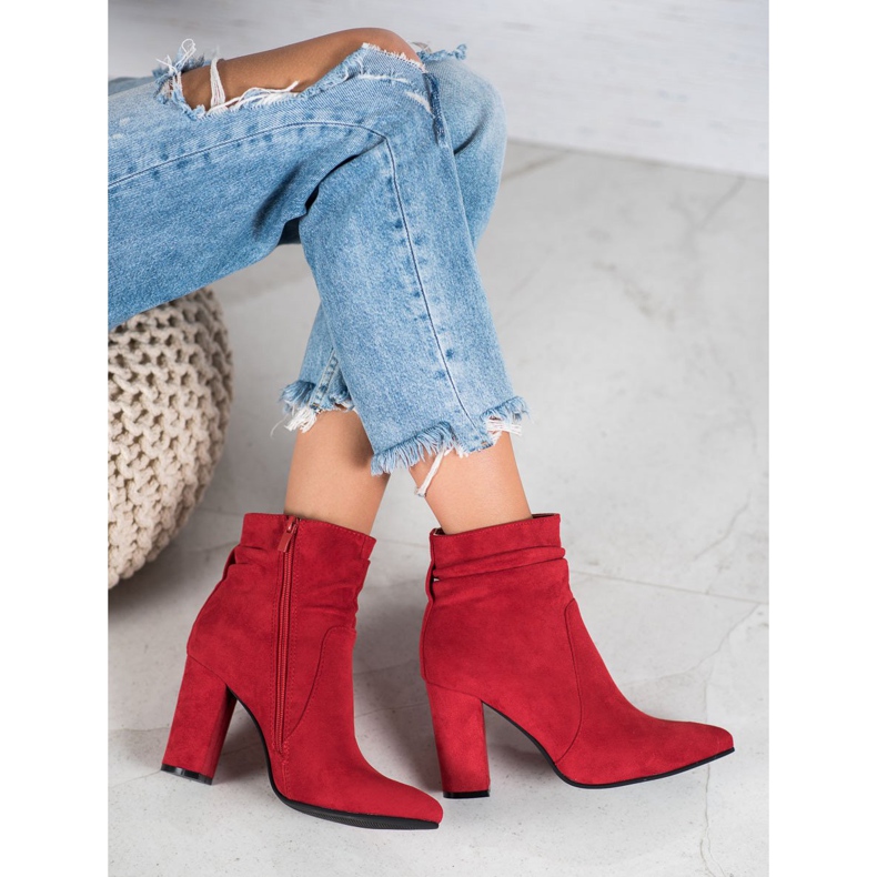 Ideal Shoes Bottines en daim sur un bar rouge 1