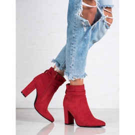Ideal Shoes Bottines en daim sur un bar rouge 5