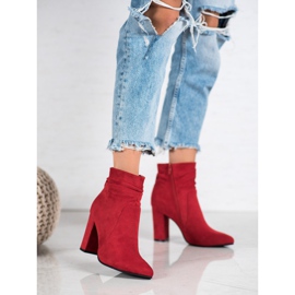 Ideal Shoes Bottines en daim sur un bar rouge 4