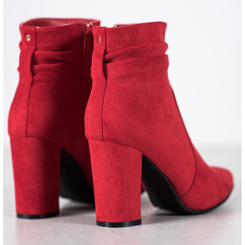 Ideal Shoes Bottines en daim sur un bar rouge 2
