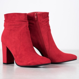 Ideal Shoes Bottines en daim sur un bar rouge 3