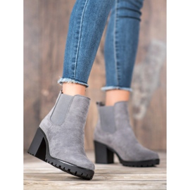 Queentina Bottes Chelsea sur un bar gris 1 Queentina Bottes Chelsea sur un bar gris 1