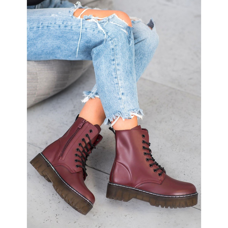 Kylie Bottes sur la plate-forme rouge 2