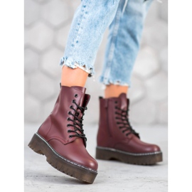 Kylie Bottes sur la plate-forme rouge 1