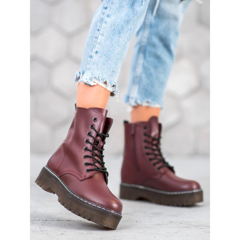 Kylie Bottes sur la plate-forme rouge 1