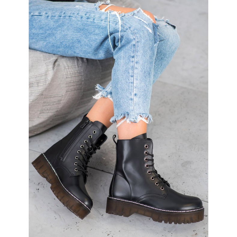Kylie Bottes sur la plate-forme le noir 1 Kylie Bottes sur la plate-forme le noir 1