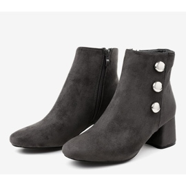 Boots en daim gris sur le poteau L068 3