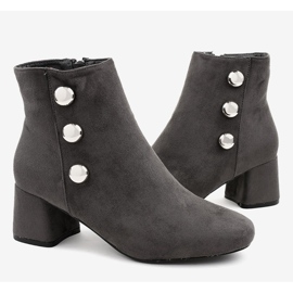Boots en daim gris sur le poteau L068 4