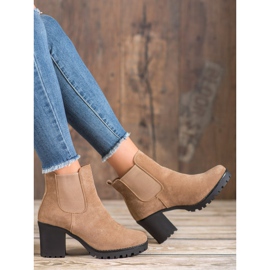 Queentina Bottes Chelsea sur un bar brun 1