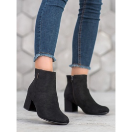 J. Star Bottes sur un poteau le noir 2 J. Star Bottes sur un poteau le noir 2