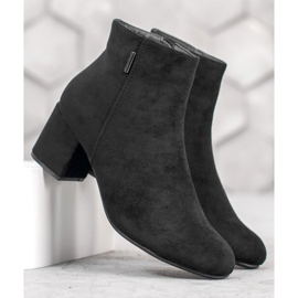 J. Star Bottes sur un poteau noir 1