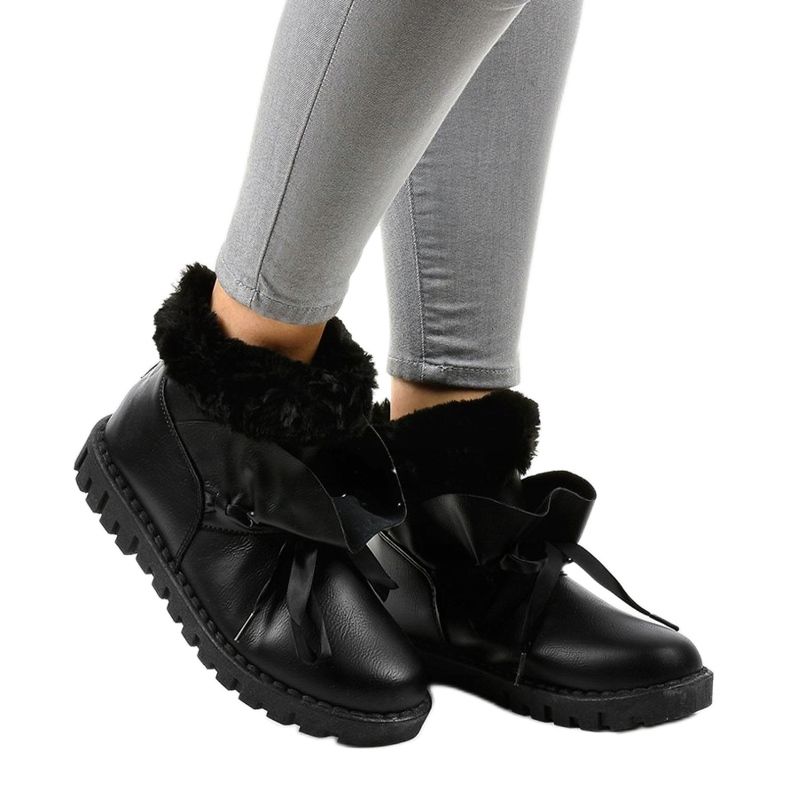 Baskets isolées noires avec une fermeture éclair 428-6 1