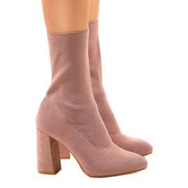 Bottes roses sur le poteau QQ08 1 Bottes roses sur le poteau QQ08 1