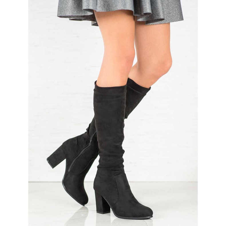 Wilady Bottes en daim sur un pilier noir 1