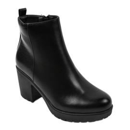 Bottines noires sur le poteau BM172 1