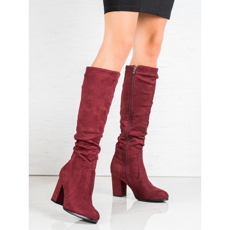 Wilady Bottes en daim sur un pilier rouge 1
