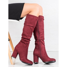 Wilady Bottes en daim sur un pilier rouge 3