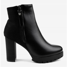 Bottes noires sur le poteau isolé BK-18 le noir 2 Bottes noires sur le poteau isolé BK-18 le noir 2