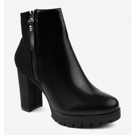 Bottes noires sur le poteau isolé BK-18 1