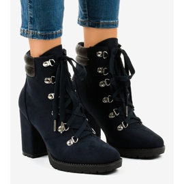 Bottines trappeur en daim bleu marine sur le poteau 8992 1 Bottines trappeur en daim bleu marine sur le poteau 8992 1