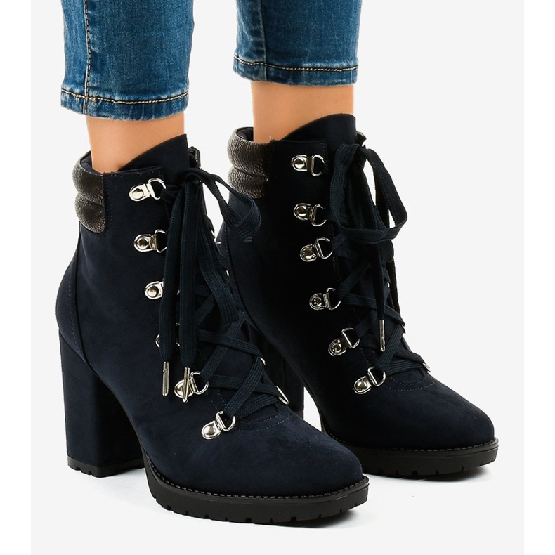 Bottines trappeur en daim bleu marine sur le poteau 8992 1 Bottines trappeur en daim bleu marine sur le poteau 8992 1