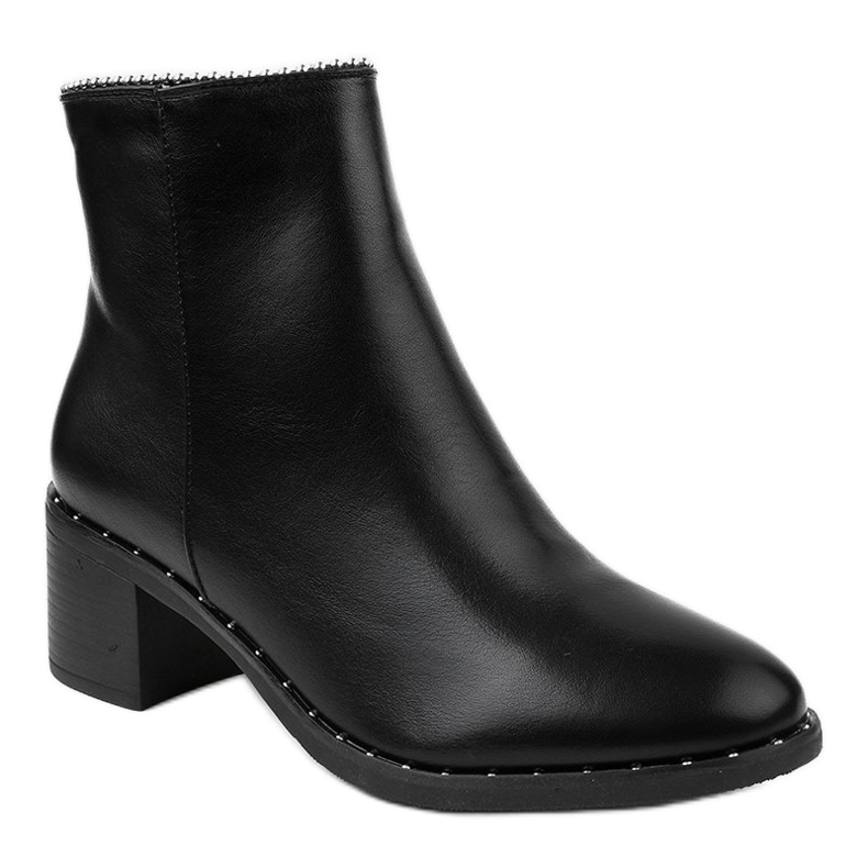 Bottines noires sur le poteau J518 1