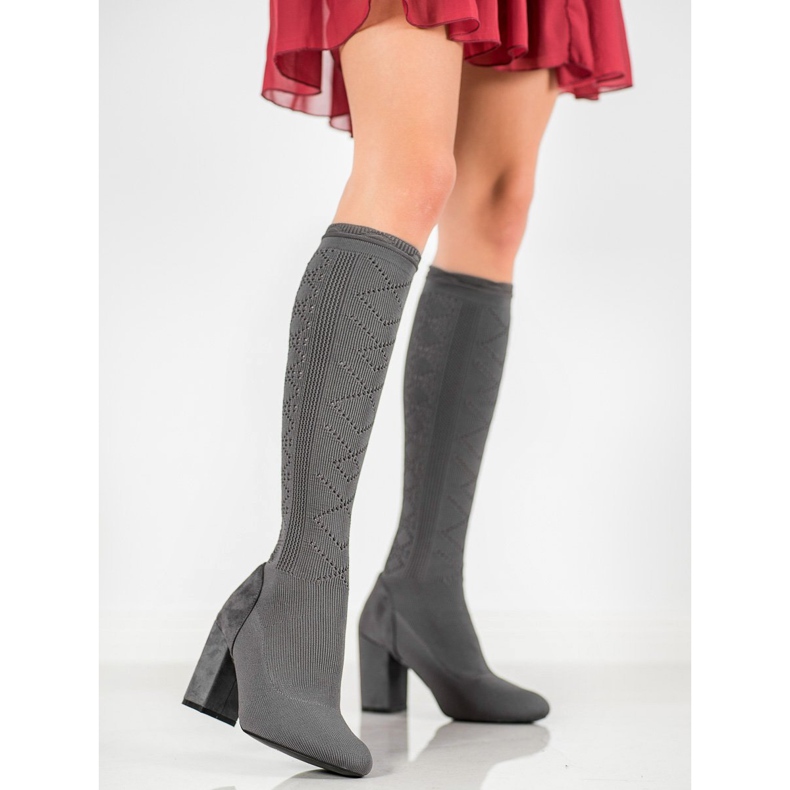 SHELOVET Bottes ajourées sur un poteau gris 1 SHELOVET Bottes ajourées sur un poteau gris 1