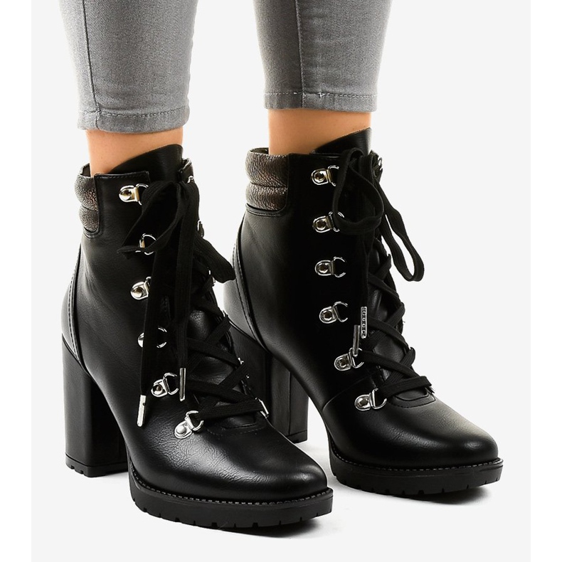 Bottes trapézoïdales noires sur le poteau 8992-PU 1