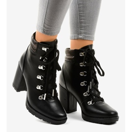 Bottes trapézoïdales noires sur le poteau 8992-PU 2