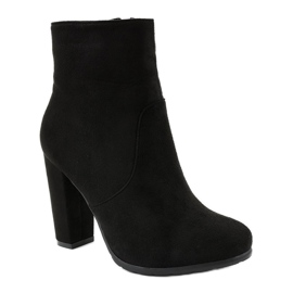 Bottes hautes noires sur le poteau F912 1