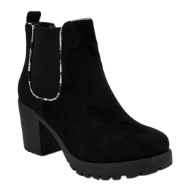 Bottes noires sur le poteau avec un élastique M10-7 1