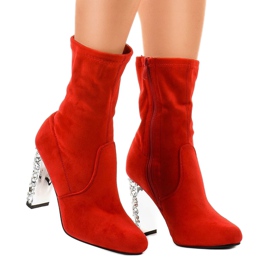 Bottines en daim rouge sur le poteau BM178 1