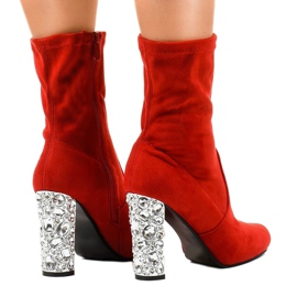 Bottines en daim rouge sur le poteau BM178 3