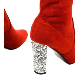 Bottines en daim rouge sur le poteau BM178 4