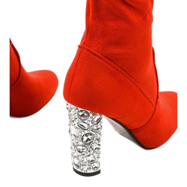 Boots en daim rouge sur le poteau BM177 4