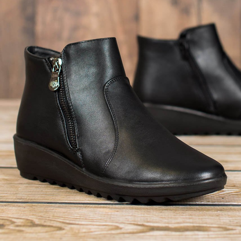 J. Star Bottes noires sur la plate-forme 1