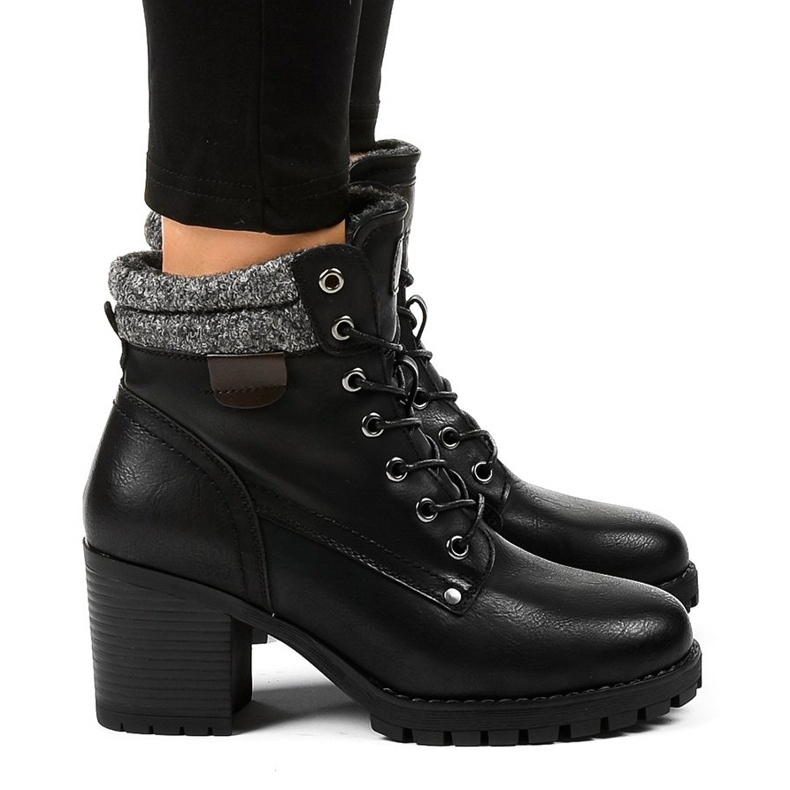 Bottes noires sur le poteau avec peau de mouton Z129 1