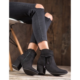 SHELOVET Bottes sur un poteau noir 1