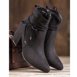 SHELOVET Bottes sur un poteau noir 2