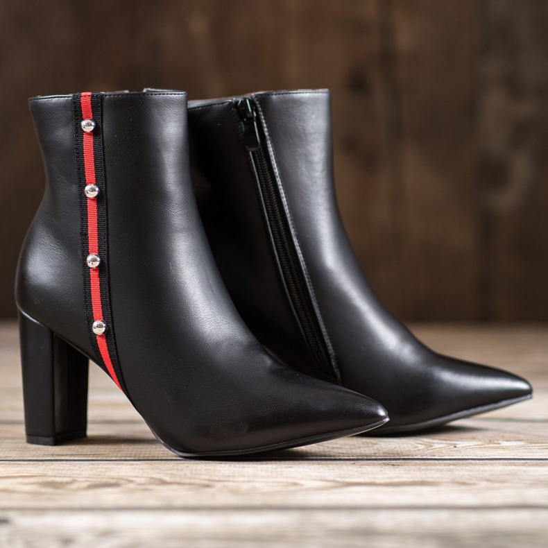 SHELOVET Bottes avec une ceinture décorative noir 1