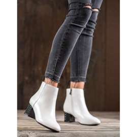SHELOVET Bottes blanches à talon décoratif 1