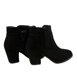 Bottes isolées noires sur le poteau A8123 2