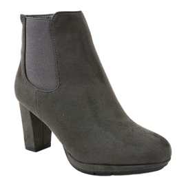 Bottes grises sur le poteau F156-2 1